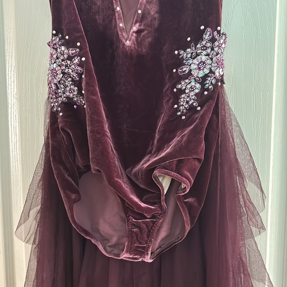 Dance costume - Picture 2 of 3